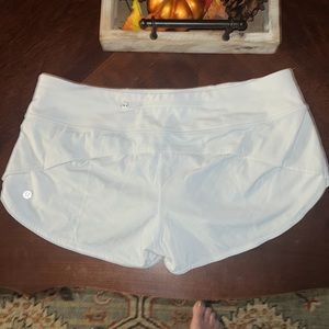 Lululemon White 2 inch Hotty Totty shorts